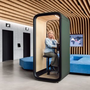 Interiør i Framery One Compact med bord i birkekrydsfiner