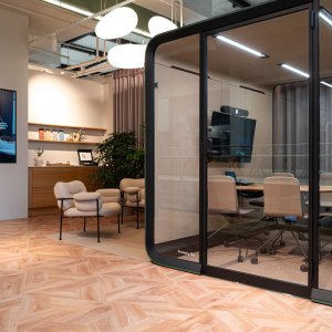 Facade i lamineret akustikglas på Framery Six