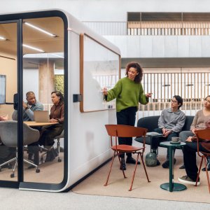 Framery Six møderum i et dansk kontorlandskab
