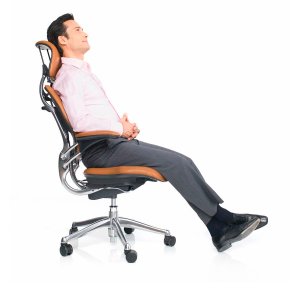 Freedom fra Humanscale ved et chefskrivebord