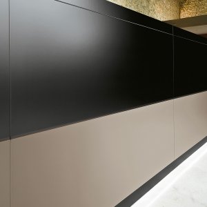 Kabelklap i aluminium i arbejdspladen på receptionsdisken Vogue
