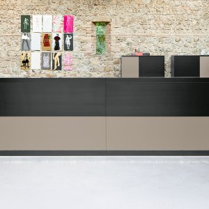 Receptionsdisk Vogue fra Frezza med lakeret topplade og frontpaneler i melamin