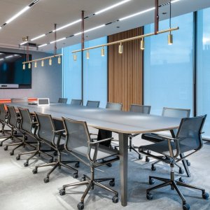 Auto-return drejemekanisme på ICF Office mødestol
