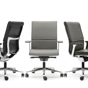 Detalje af det tofarvede elastiske net på Una Chair