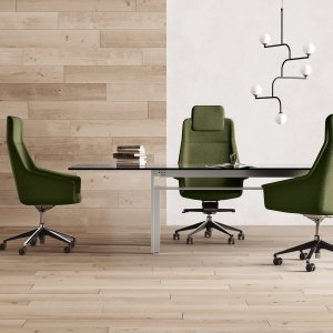 Chefstol Jera Chair fra Las Mobili med quiltet polstring og poleret femstjernet aluminiumsfod