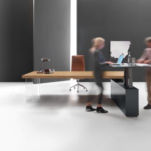 Præsidentbord fra Kyo med panelben