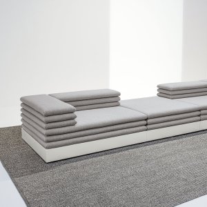 2-personers sofa Acamante fra LaCividina med betrukket sokkel