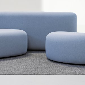 Den lille puf fra Lisse alene på gulvet, en uregelmæssig oval i plan