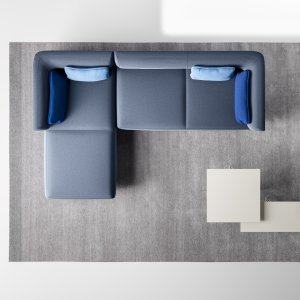 Sidebord i natur ask, Ø 50 cm og 57 cm højt, ved en gruppe Node+