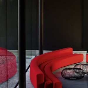 Lukket ring af Osaka-sofaer omkring en søjle