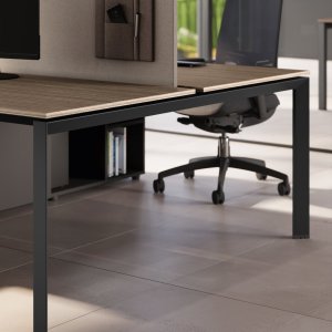 Operativ desking-bench 5th Element fra Las Mobili på trapezformede broben i trukket stål