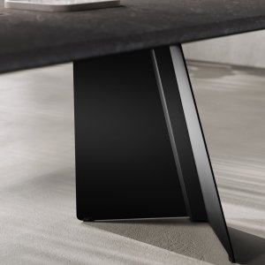 Monolith sofabord med keramisk Calacatta-plade og sorte V-ben