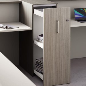 Receptionsskranke Nice fra Las Mobili med LED-bagbelyste frontbånd og satinerede kromprofiler