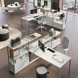 Arbejdspladssystemet Sigma fra Las Mobili med bench-skriveborde på kvadratiske stålben