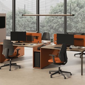 Metalreol med Sigma-dockingmodul i plan med bordpladen