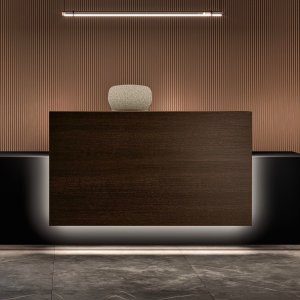 Receptionsskranke Lux fra Bralco med skyggefuge under soklen