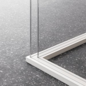 Halvtransparent folie i røgfarve på glasset i M2 i Quadrifoglio systemet