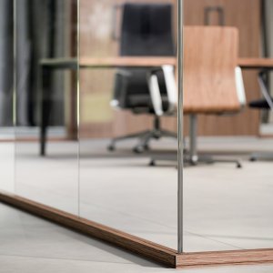 Ventilationsrist på en lukket dør i glasvæggen i Quadrifoglio systemet
