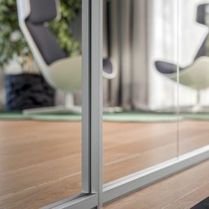 Aluminiumprofil i bronzefinish i vægsystemet fra Quadrifoglio