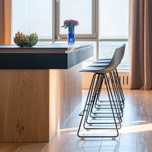 Miunn familien med stol og barstol i samme rum
