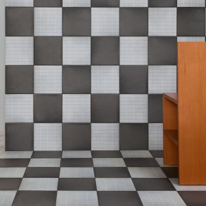 Aurore Light Grey Grid S og Grid L i direktionens baderum