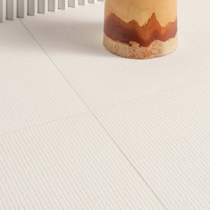 Vaeg beklaedt med Pico Blue Dots Satin ved siden af Pico Up Blue