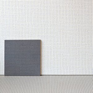 Pico fra Mutina, tekstur Down Natural i Blanc med saenkede prikker
