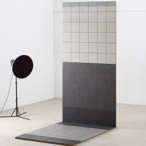 Moenster Mesh White fra Tape Mutina paa hvid base
