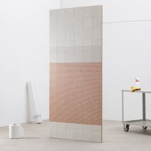 Moenster Mesh Black fra Tape Mutina paa sort base
