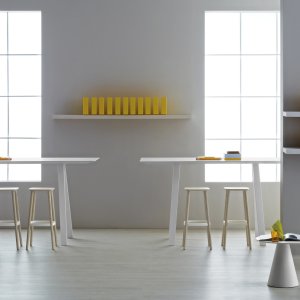Mødelokale med et Arki-Table 360×120 og stole omkring