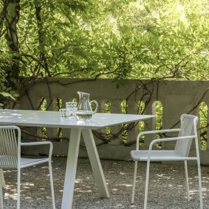 Udendørsversion af Arki-Table med pulverlak til udendørs brug