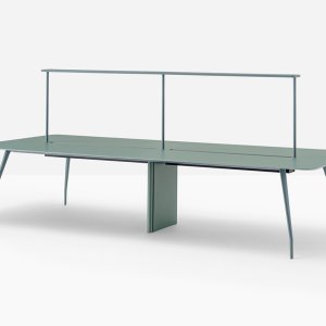 Udendørsbord Rizz fra Pedrali med udendørslaminat på en tagterrasse
