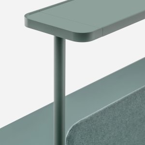 Lysbroen K_LUCE over Rizz Workstation med planter på den øverste hylde