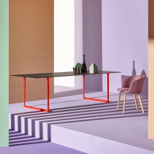 Toa desk 240 × 90 med kabelslidsen rykket ud til siden