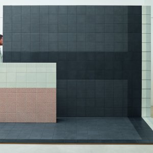 Tape Mutina lagt med blandede grafiske moenstre i glaseret porcellanato