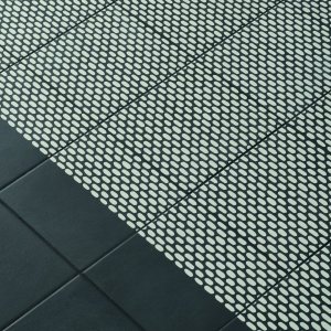 Moenster Mesh Blue fra Tape-kollektionen i glaseret porcellanato