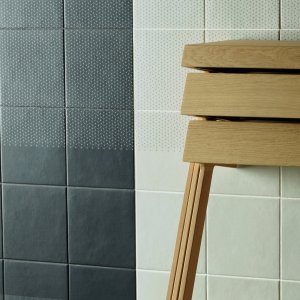 Moenster Zigzag Blue fra Tape-kollektionen i glaseret porcellanato