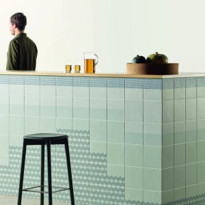 Moenster Grainy Green fra Tape-kollektionen i glaseret porcellanato
