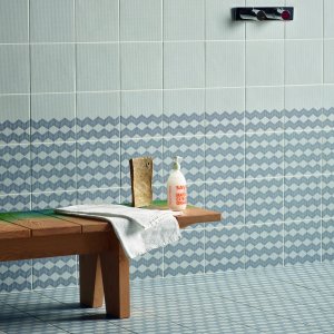 Interioer med halvt moenster som overgang i Tape-kollektionen fra Mutina