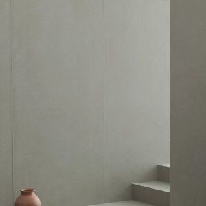 Trin og væg i Primavera Grigio porcelæn