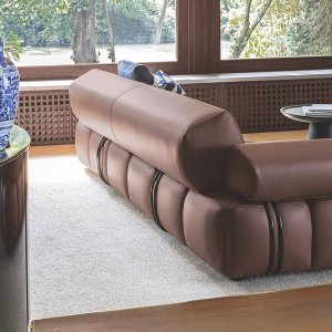 Lounge med to Qubik-sofaer og et lavt bord