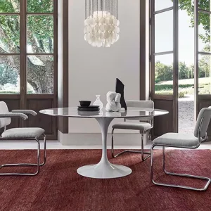 Sidebord fra Saarinen-familien fra Knoll ved en loungegruppe