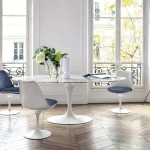 Saarinen-bord med Tulip-stole i et mødelokale
