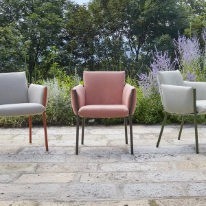 Designerstol Brezza med pulverlakeret stålstel