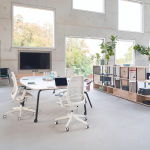 Række af se:air kontorstole langs en bench til hot desking