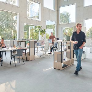 Basaltgrå soft-touch pude på armlænet af se:air natblå