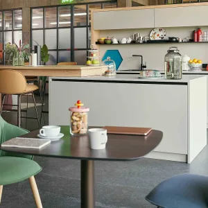 se:café high diner med to høje bænke over for hinanden og indbygget bord