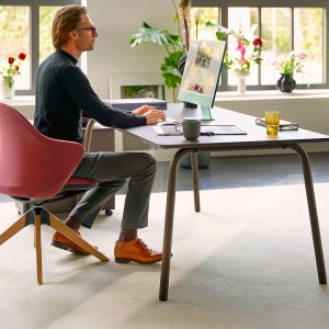 Strikket membran på ryggen af se:flair med armlæn i rammen