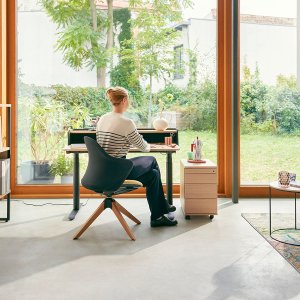 se:flair i klar hvid med hjul i samme farve som foden