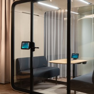 Framery Four som mødelokale i åbent kontor